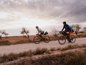 BIKING BEYOND – Jack Wolfskins neuste Bikpacking Taschen- und Apparel Kollektion bietet Komfort und Funktionalität für mehrtägige Radabenteuer.