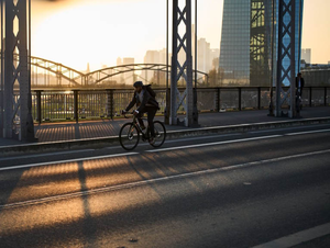 Jack Wolfskin präsentiert in der neuen Bike-Commute Kollektion nachhaltige und zukunftsweisende Materialinnovationen