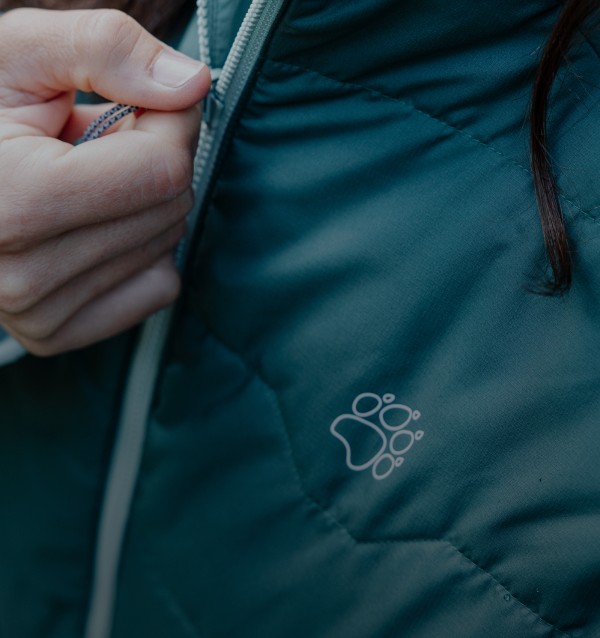 Nahaufnahme von einer Hand am Reisverschluss einer Jacke