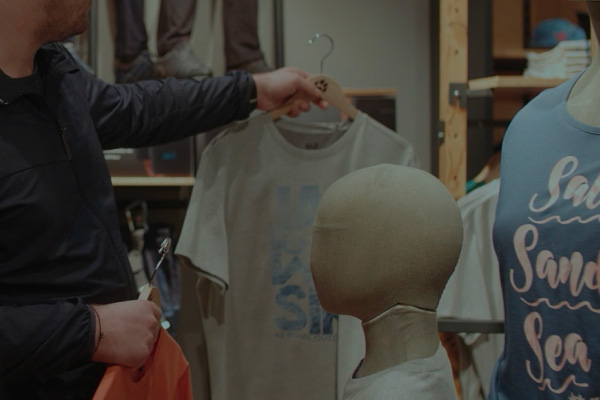 Personen beim Shopping im JACK WOLFSKIN Store