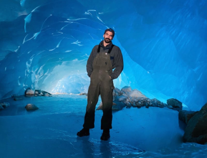 Ben in einer Eishöhle