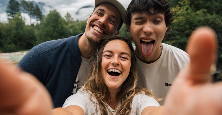 Selfie-Aufnahme drei lachender Personen