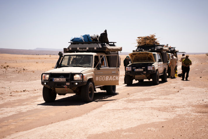 Zwei vollbepackte Geländewagen in der Wüste