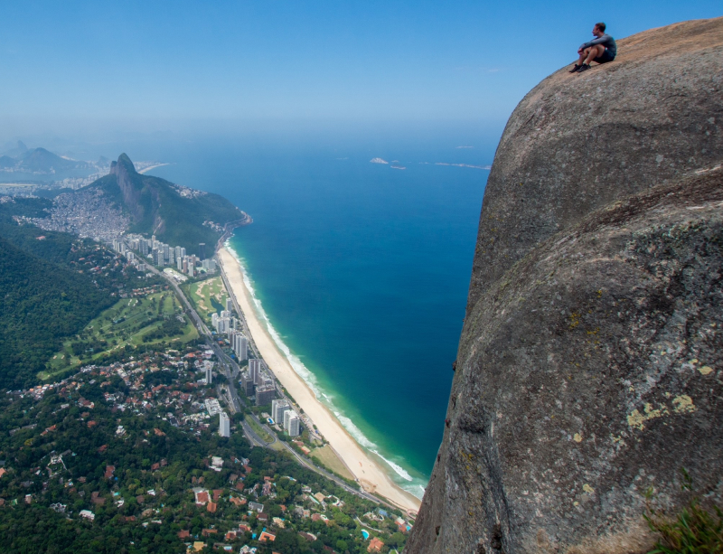 Tom auf einem Felsen über Rio de Janeiro
