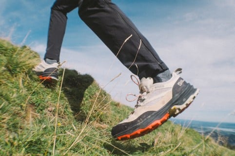 Dynamische Aufnahme von Beinen in Wanderschuhen.