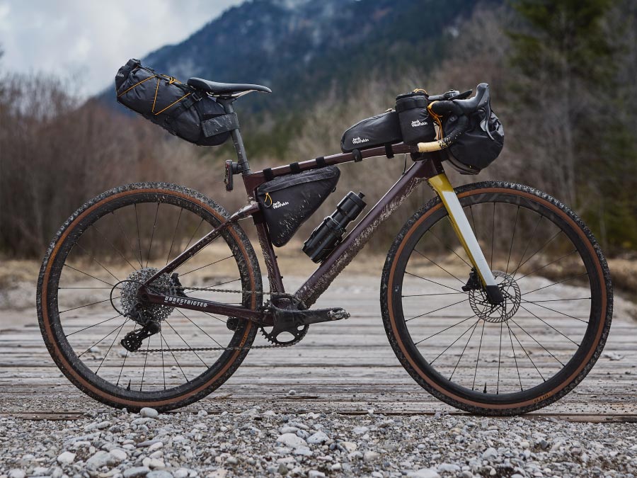 https://www.jack-wolfskin.de/on/demandware.static/-/Library-Sites-JackWolfskin_SharedContentLib/default/dw46b8a34c/landingpages/20230817Bikepacking/img/05_bags/bike_S-M.jpg