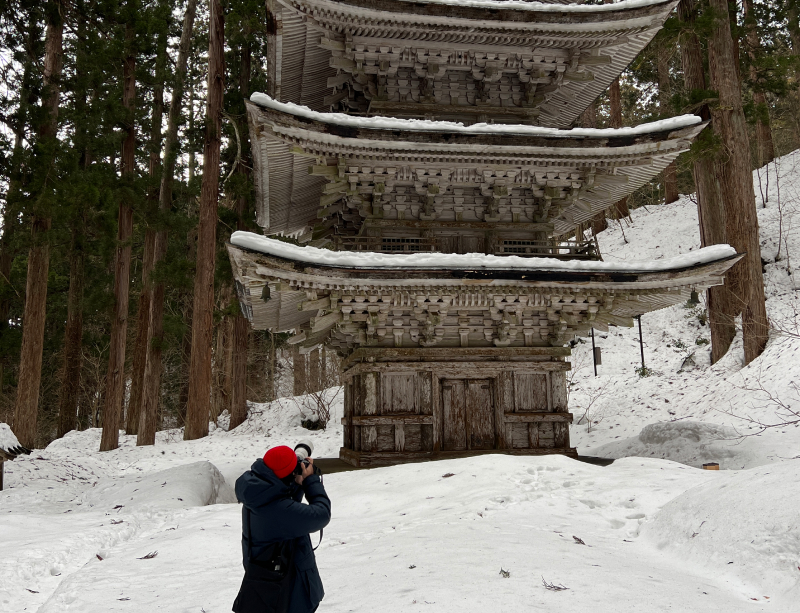 Yuto fotografiert eine Pagode im Schnee