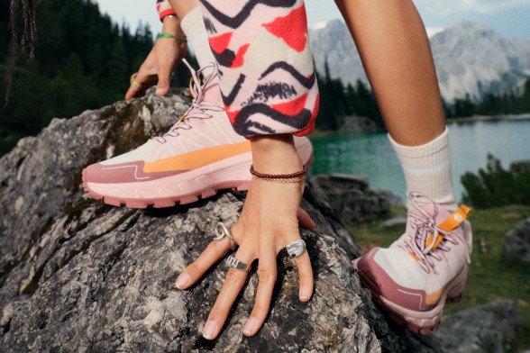 Aufnahme von drei Wanderrucksäcken auf einem Felsboden