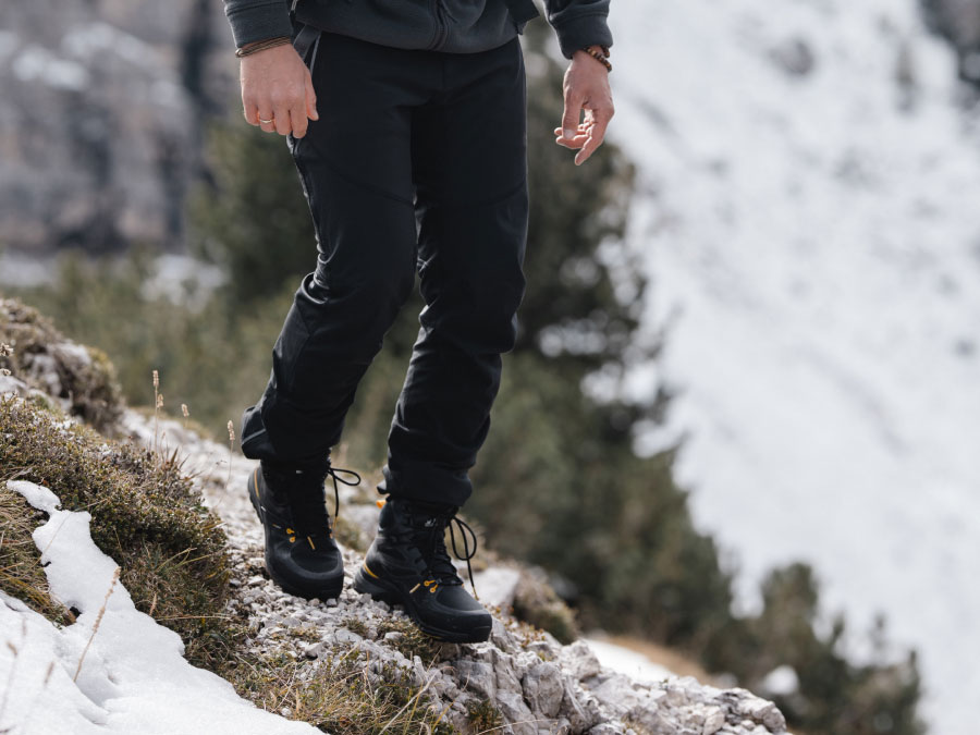 Bergschuhe in Verwendung am Gipfel