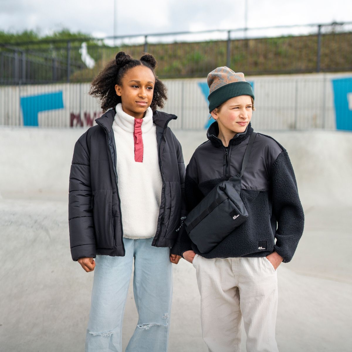 Mädchen und Junge auf Skateplatz