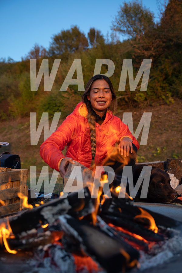 Frau am Lagerfeuer mit Winterjacke