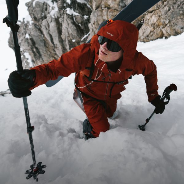 Skifahrerin mit RECCO® Rucksack