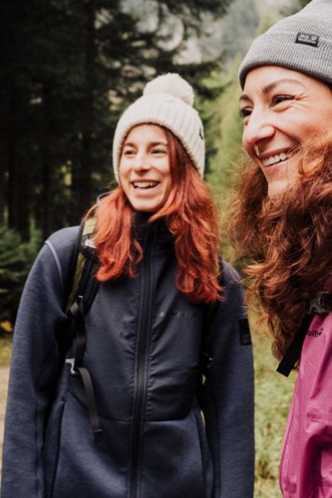 Zwei Frauen in der Natur am lachen