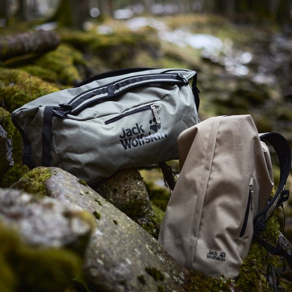 Zwei Traveltopia-Taschen im Wald