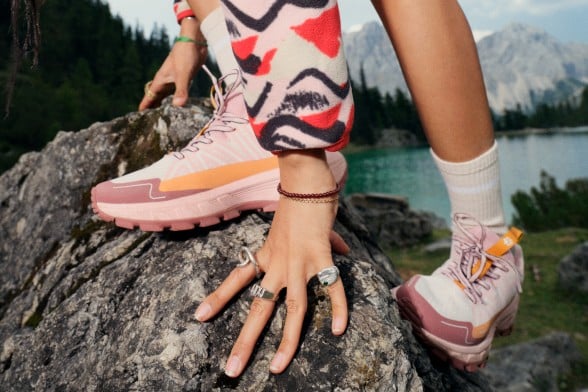 Aufnahme von drei Wanderrucksäcken auf einem Felsboden