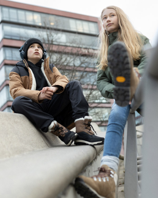 Zwei Teenager chillen in der Stadt