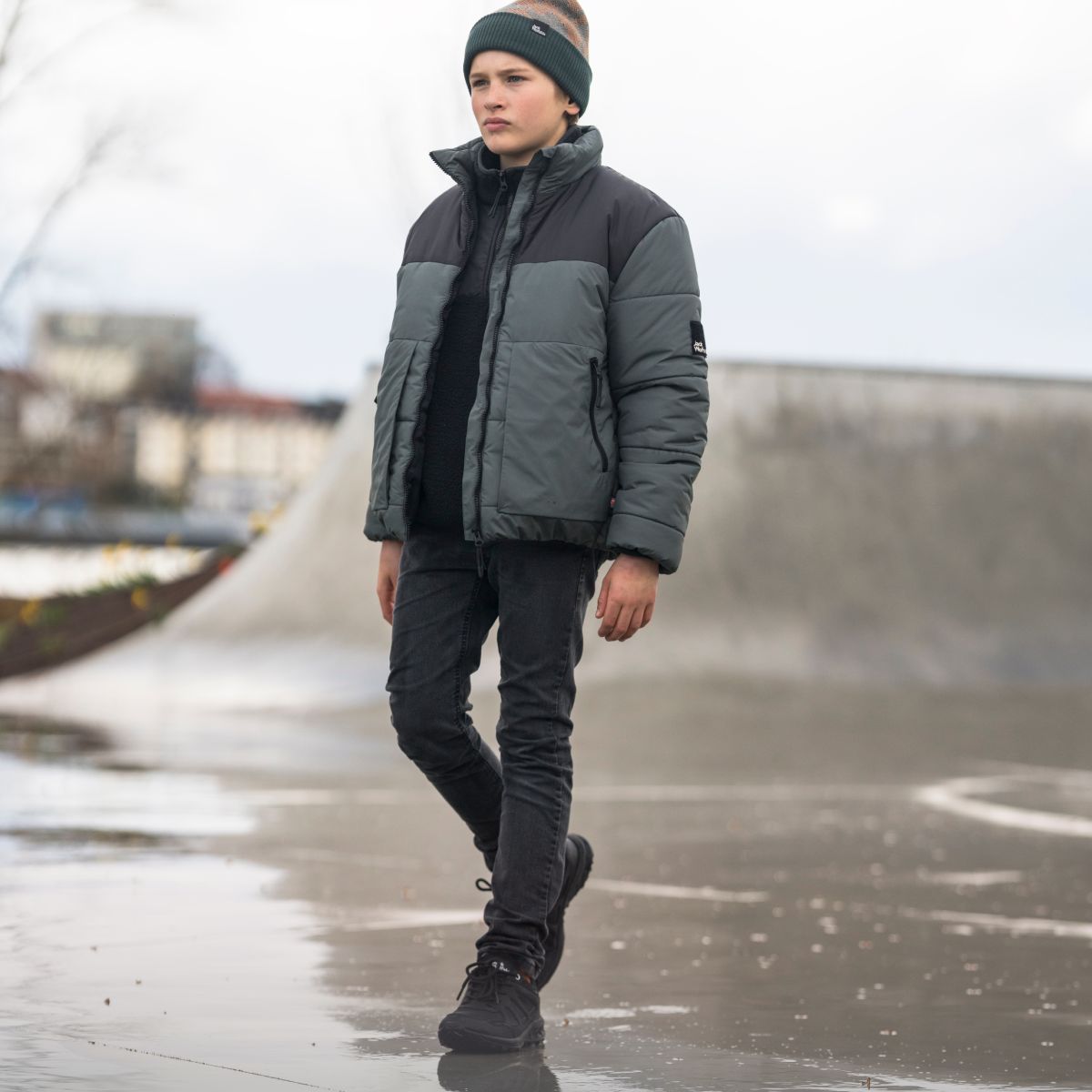 Junge mit Winterjacke