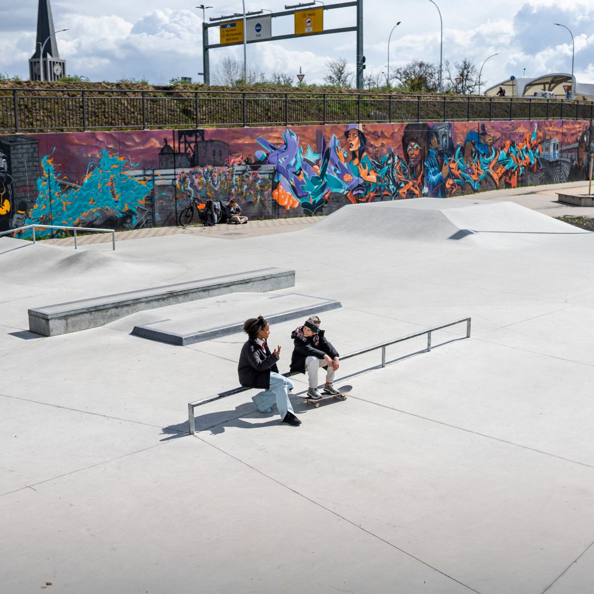 Mädchen und Junge auf Skateplatz