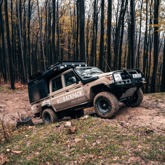 Jeep fährt kleinen Hügel hoch