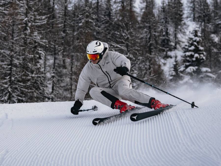 Skifahrer fährt Piste schnell abwärts