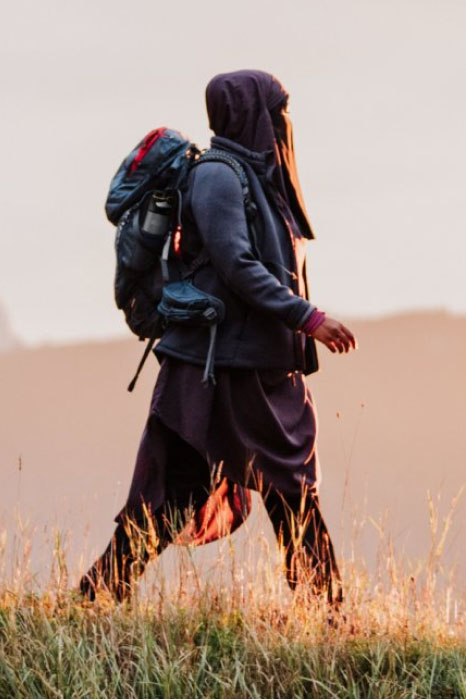 Frau mit Rucksack beim Wandern