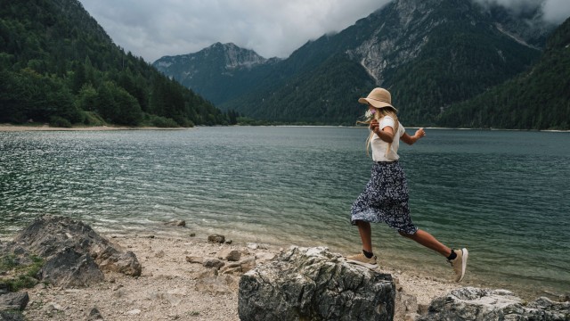 Ein Wanderer ruht am Gipfel aus