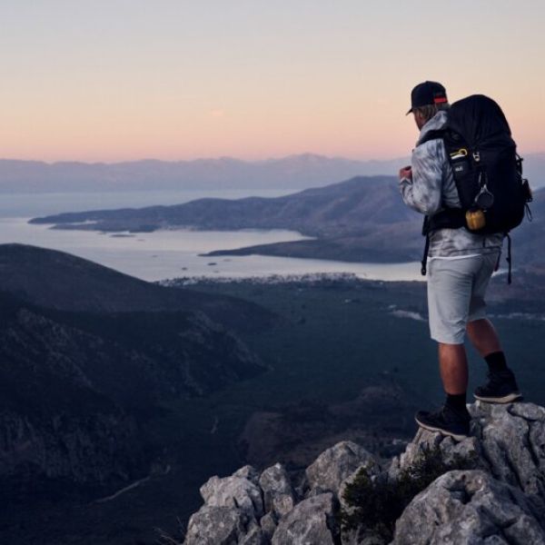Mann am wandern mit Sonnenuntergang