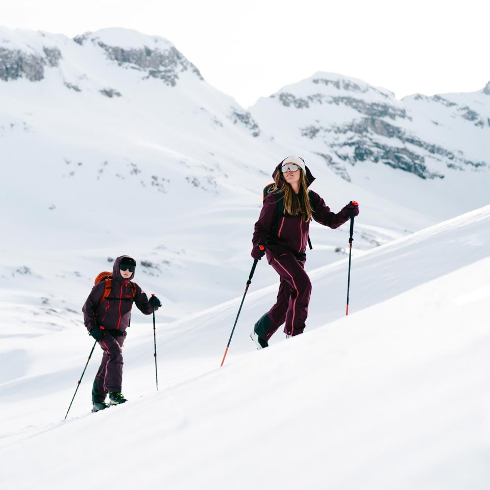 Zwei Skitourengeher in Schneelandschaft