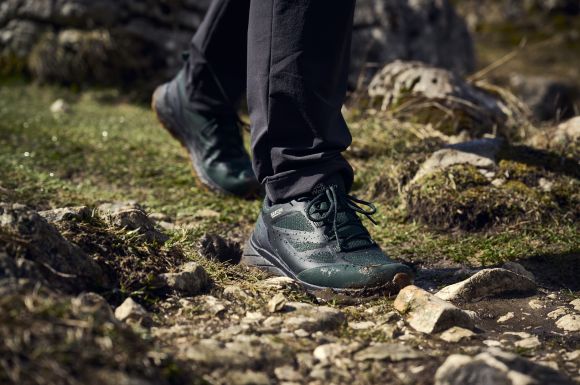 Nahaufnahme Wanderschuhe in der Natur