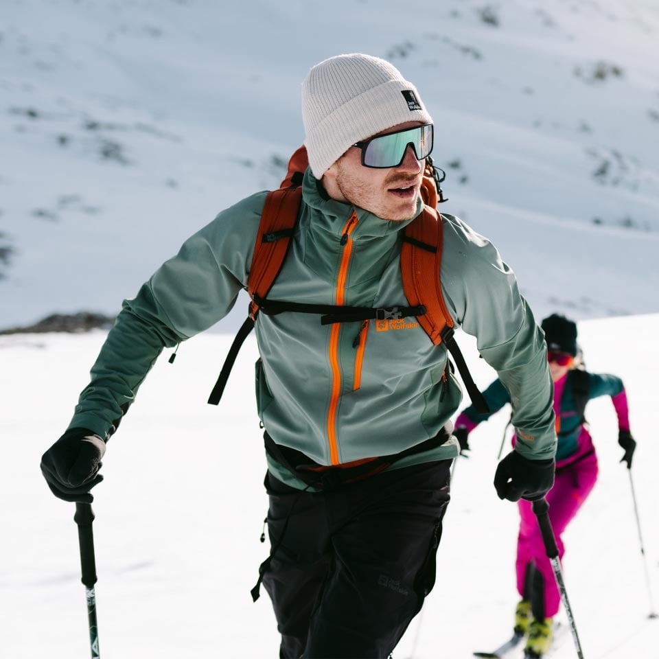 Nahaufnahme einer Frau beim Skitourengehen