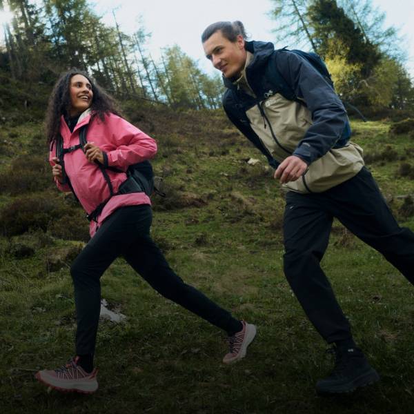 Zwei Freunde wandern durch eine Waldlandschaft