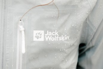 Regenjacke waschen: So reinigst du deine wasserdichte Kleidung richtig